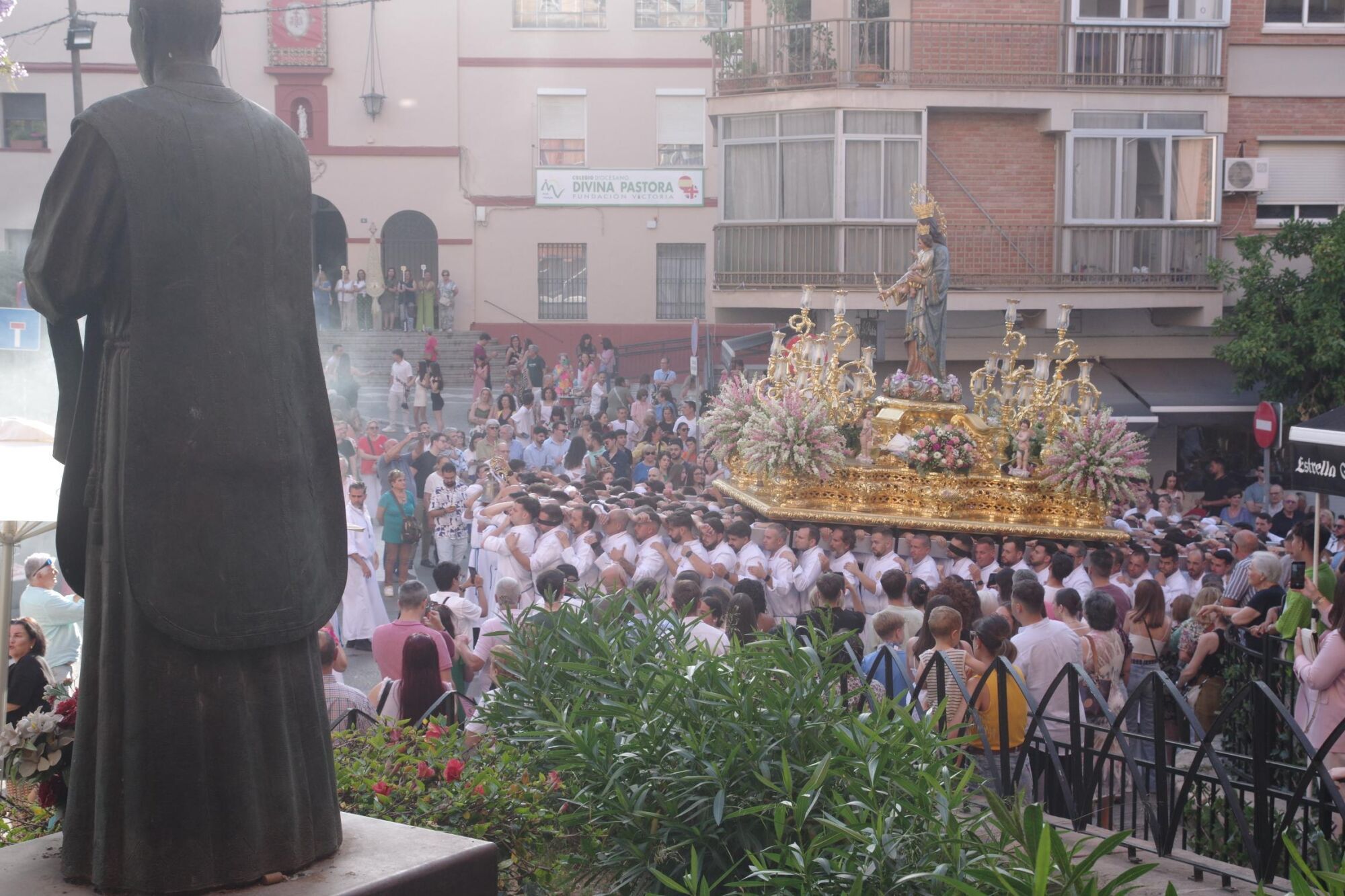 Salida procesional de María Auxiliadora por Capuchinos en 2025