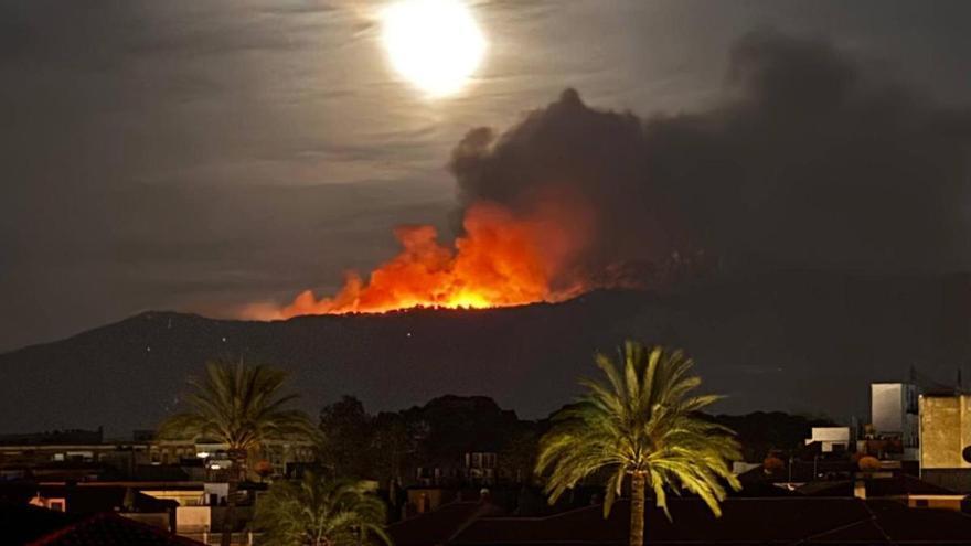 El incendio de Los Garres sigue activo pese a una intensa noche de trabajo de más de 200 militares de la UME