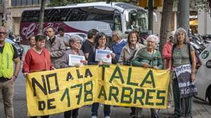 Protesta vecinal frente a la sede del distrito, el pasado 26 de octubre, para salvar el parque de Joan Miró.