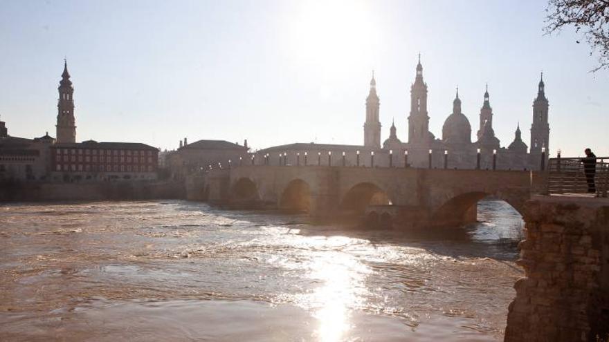 Zaragoza ve pasar la crecida del Ebro y espera una nueva riada a partir del fin de semana