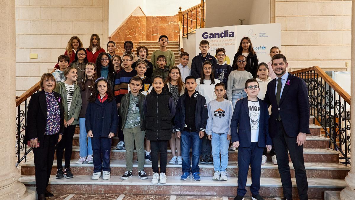 Els membres del Consell de l&#039;Infància de Gandia amb la regidora Liduvina Gil i l&#039;alcalde José Manuel Prieto