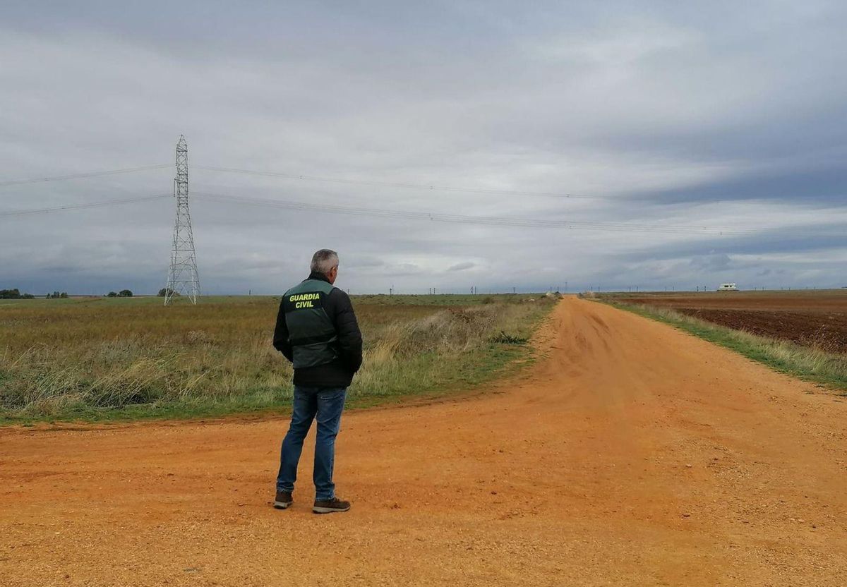 La Guardia Civil junto al camino donde la víctima sufrió el ataque, con la caravana del pastor al fondo. | M.J.C.