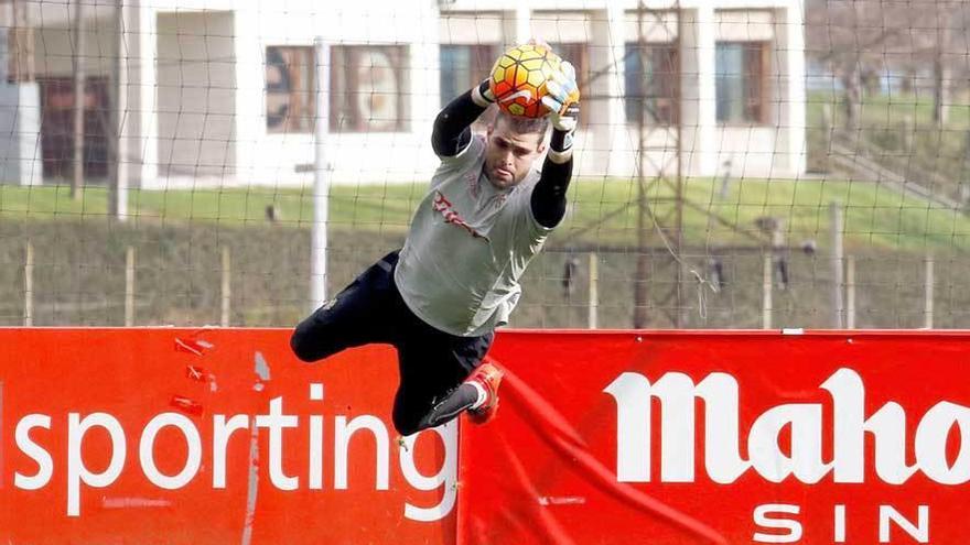 Cuéllar hace una palomita en el entrenamiento de ayer.