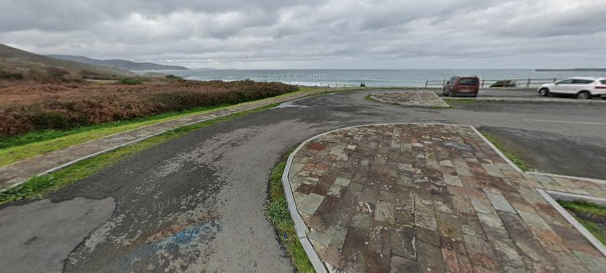 Vista del estado del aparcamiento de la playa de Repibelo, en Arteixo.