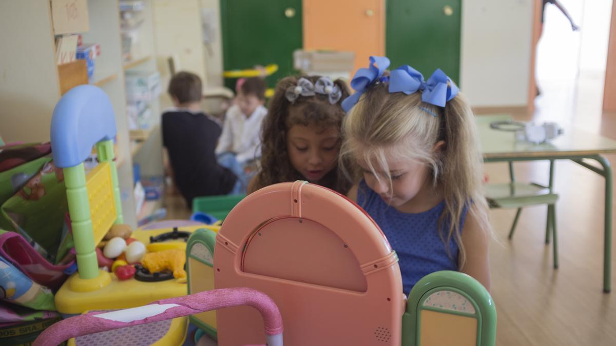 Los niños ucranianos jugando en el aula.