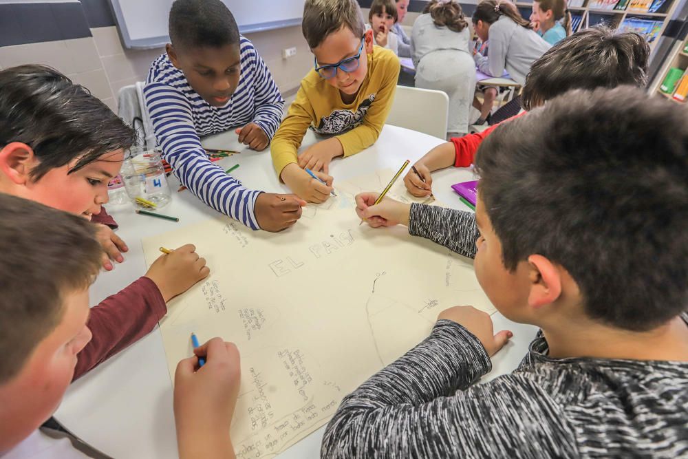 El centro pone en marcha un espacio multiusos para un alumnado diverso, con más de un 60% de extranjeros y muy bien acogido por la comunidad escolar de Orihuela Costa