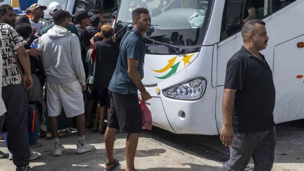 Migrants que pugen a autobusos proporcionats per les autoritats marroquines a Fnideq (Marroc), ahir, per portar-los a les ciutats d’origen després de tornar de Ceuta.  | JALAL MORCHIDI / EFE