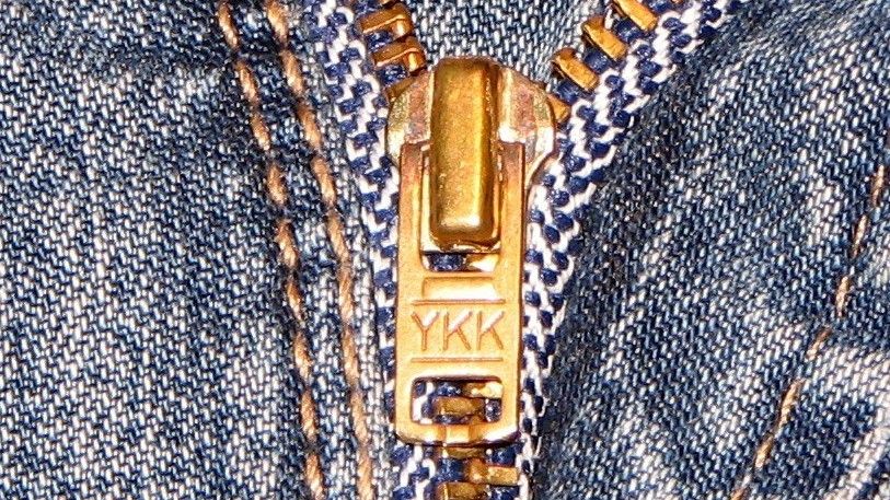 Una cremallera con las letras 'YKK'