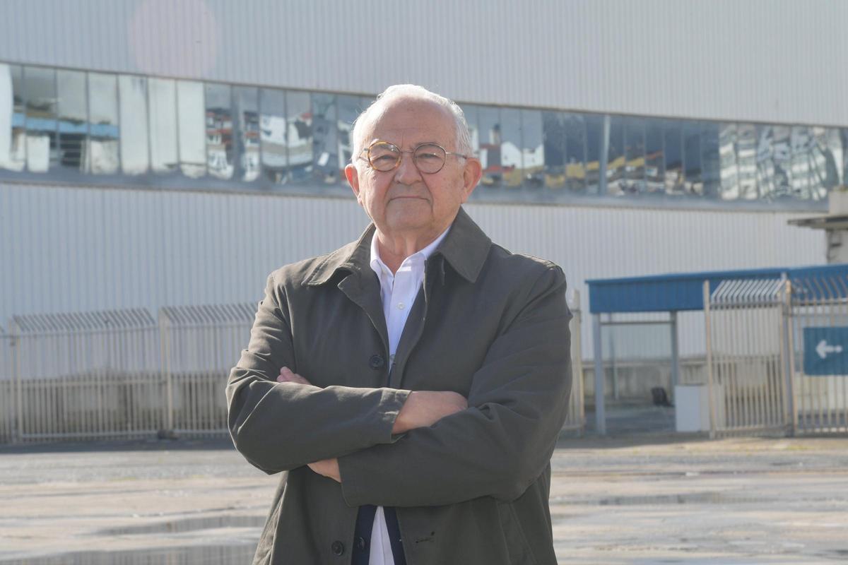 José Luis Méndez Romeu, nuevo presidente de la Asociación de Amigos de A Coruña, en el muelle de Calvo Sotelo.