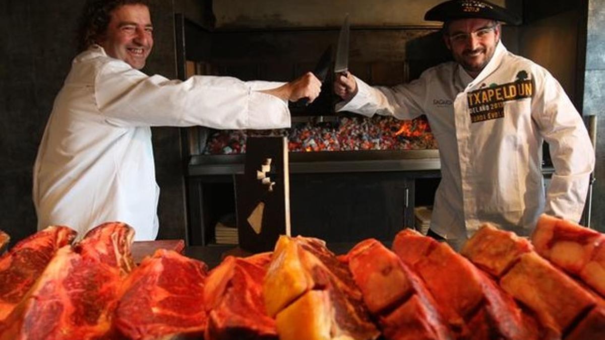 Jordi Évole e Iñaki López de Viñaspre, dueño de la cadena de restaurantes Sagardi, en la cocina del 1881.