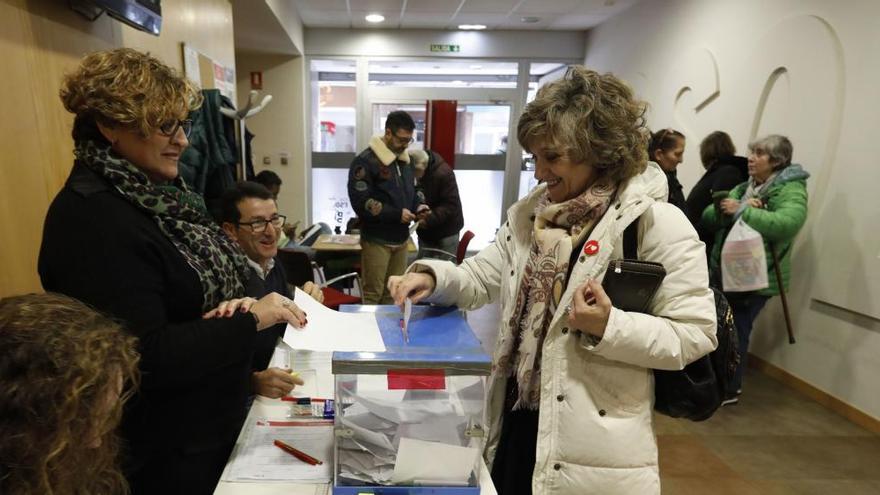 María Luisa Carcedo, en la sede del PSOE de Gijón, hoy.