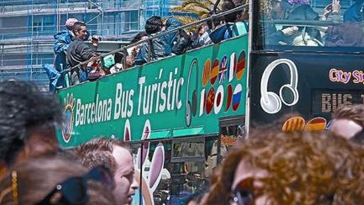 El Bus Turístic, en una parada junto a la Sagrada Família, en abril.