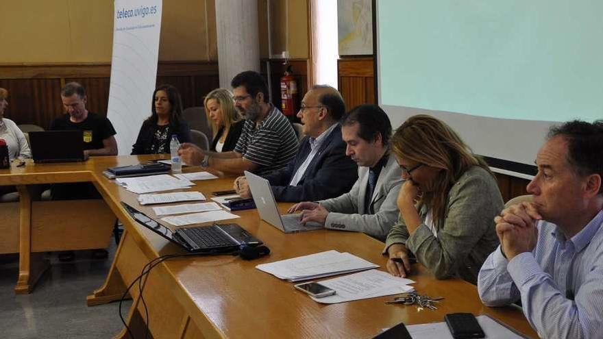 El rector Reigosa y su equipo durante la reunión del Consello de Gobierno celebrada ayer. // FdV