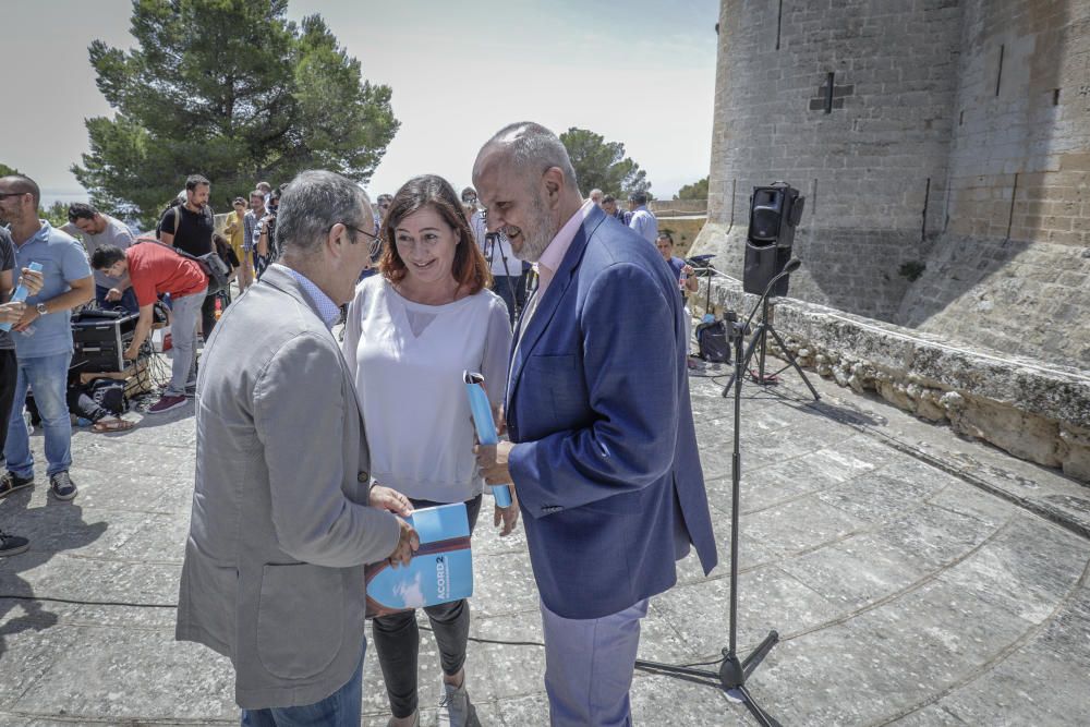 Los partidos firman el pacto de Govern en Bellver.