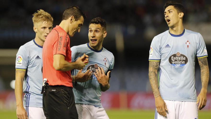 Hugo Mallo protesta a Munuera en un partido contra el Real Madrid en 2017 // R. Grobas