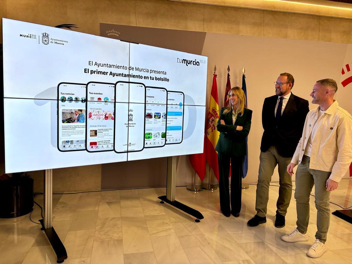 Presentación de las nuevas funcionalidades de la aplicación móvil 'Tu Murcia' este lunes en el Ayuntamiento.
