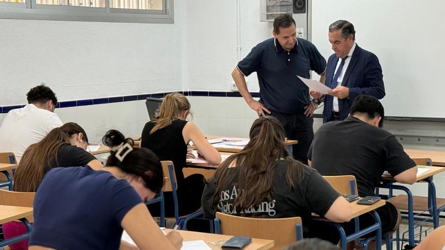 El delegado territorial, Miguel Briones, durante su visita al IES Monterroso.