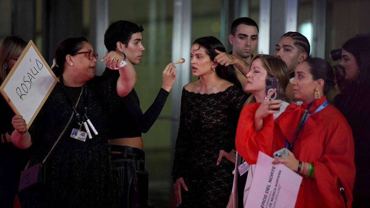 La cantante española Rosalía se prepara para llegar a la ceremonia anual de los Premios Grammy Latinos