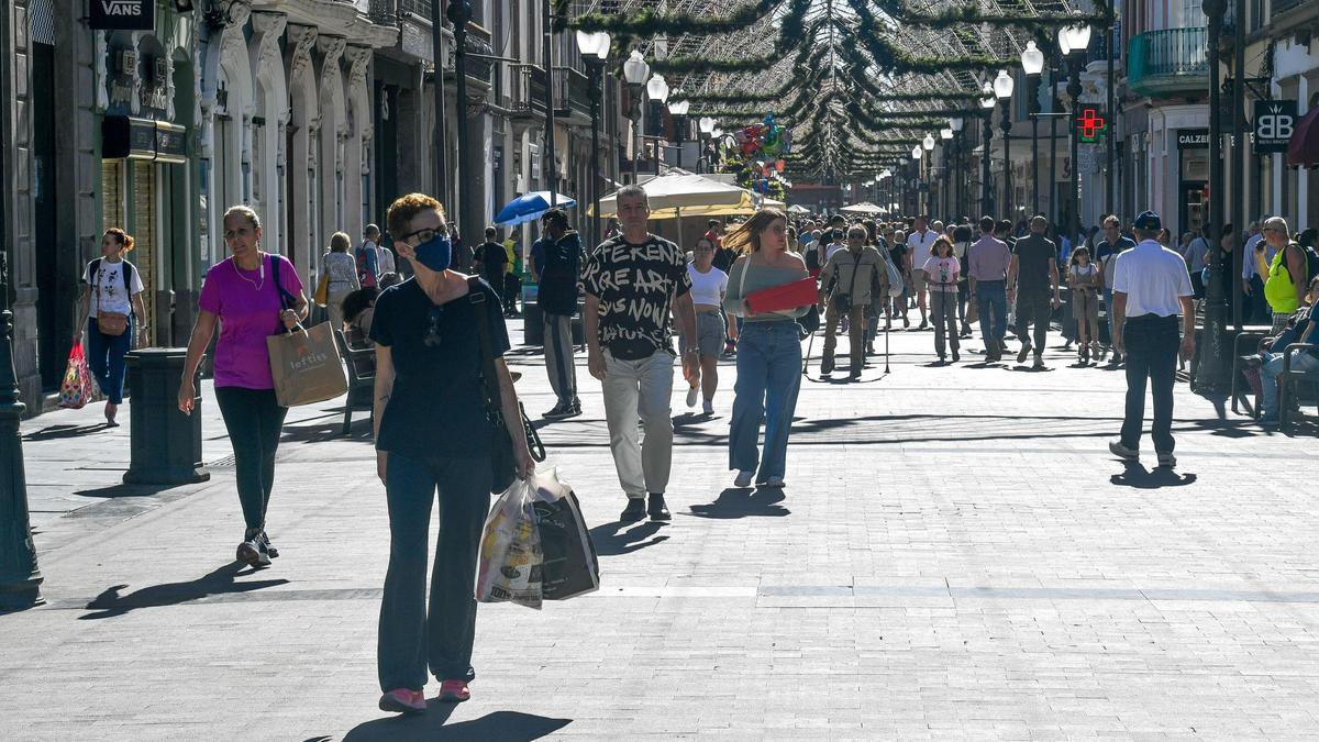 La calle mayor de Triana ayer repleta de compradores.