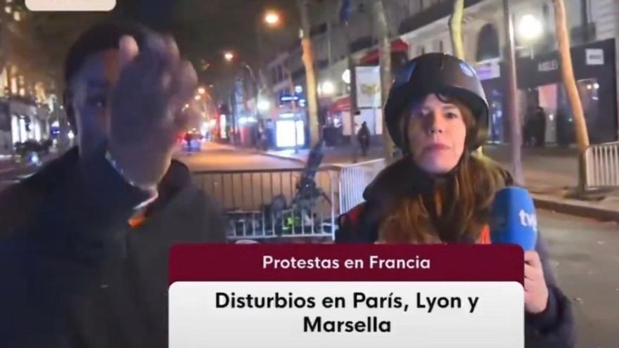 La periodista zaragozana Mavi Doñate sufre gestos violentos en las masivas protestas de París: "Es difícil hacer la conexión"