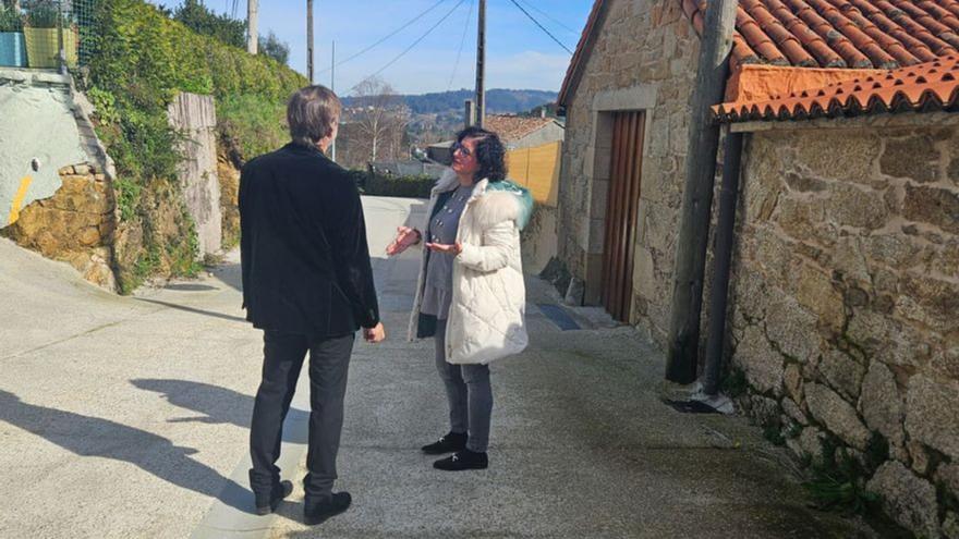 La alcaldesa, Lucía Calvo, supervisando el acabado de la obra