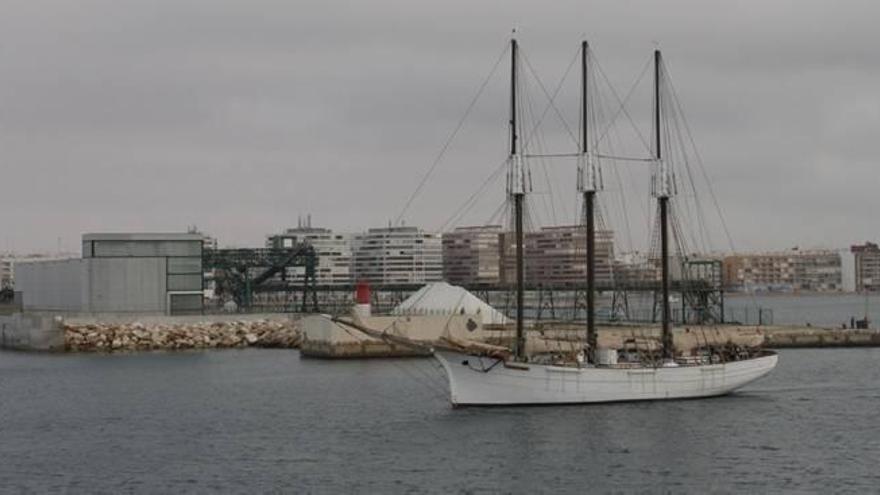 Un barco con polémica El pailebote Pascual Flores navega ya hacia Algeciras
