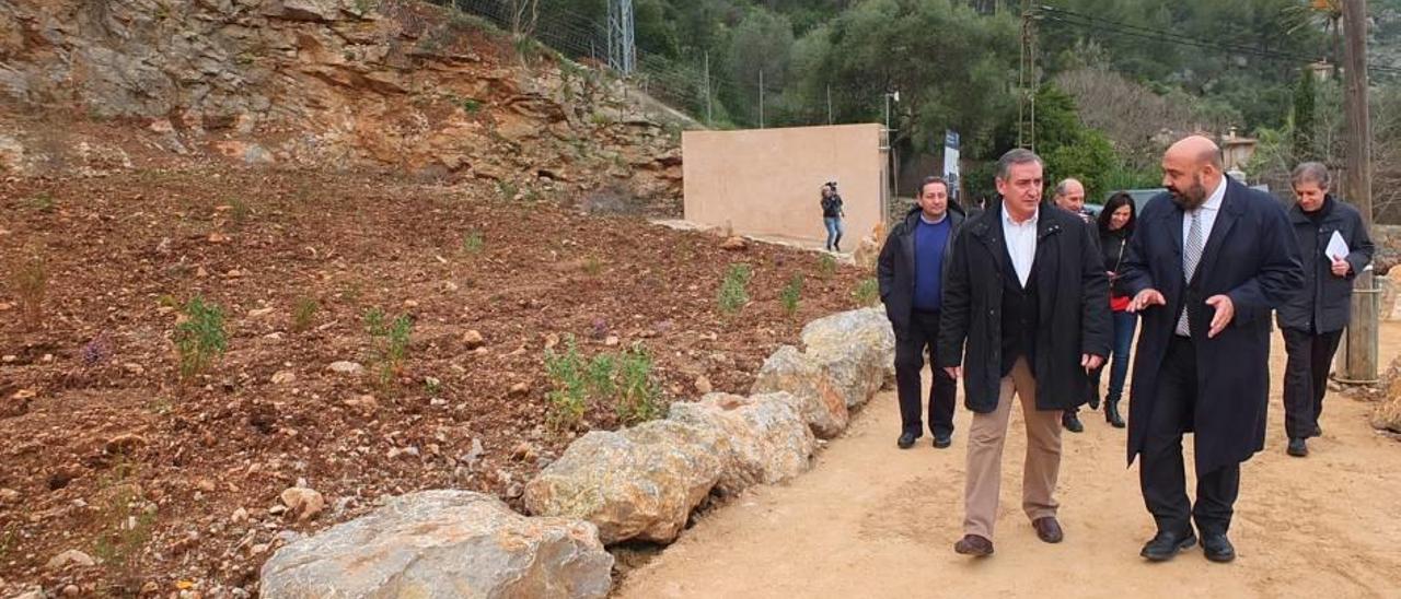 Carlos Simarro visitó con Martínez los alrededores del hotel Rocamar.