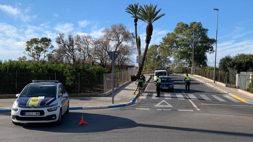 Policías de Canet, en un control.