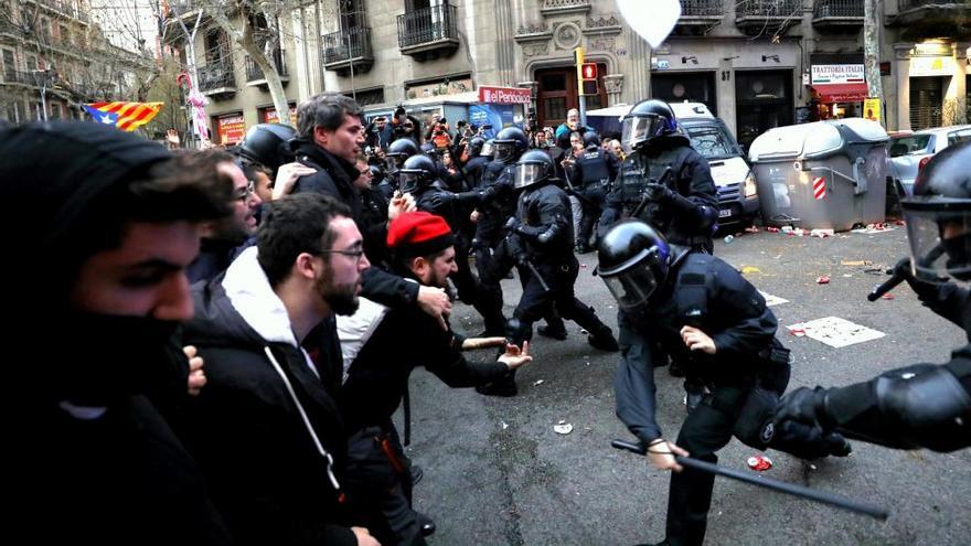 Cuatro detenidos y 59 heridos en las protestas por la detención de Puigdemont