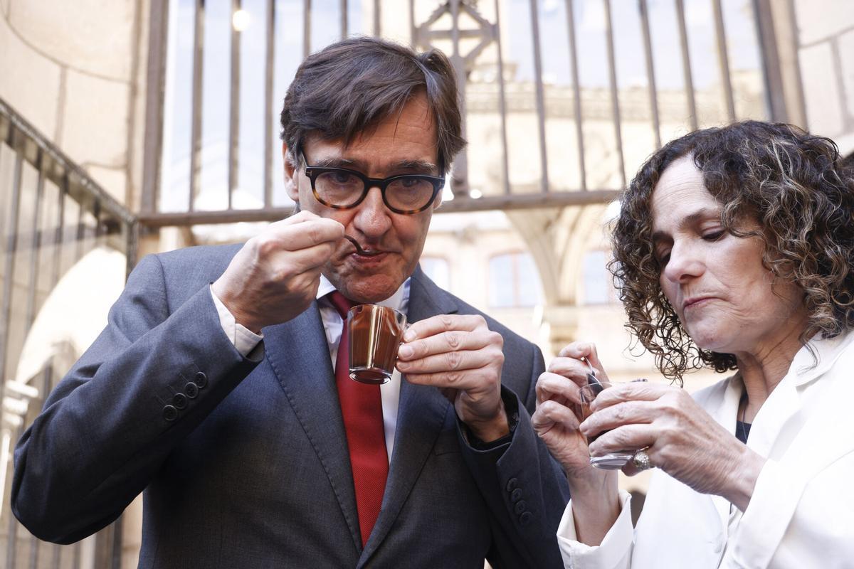 El president de la Generalitat, Salvador Illa, toma chocolate con la consellera de Cultura, Sònia Hernández (d), tras recuperar, este año, la tradicional 'chocolatada' en el Palau de la Generalitat, durante la diada de Sant Jordi, uno de los días más importantes de la cultura catalana, en el que se intercambian libros y rosas.