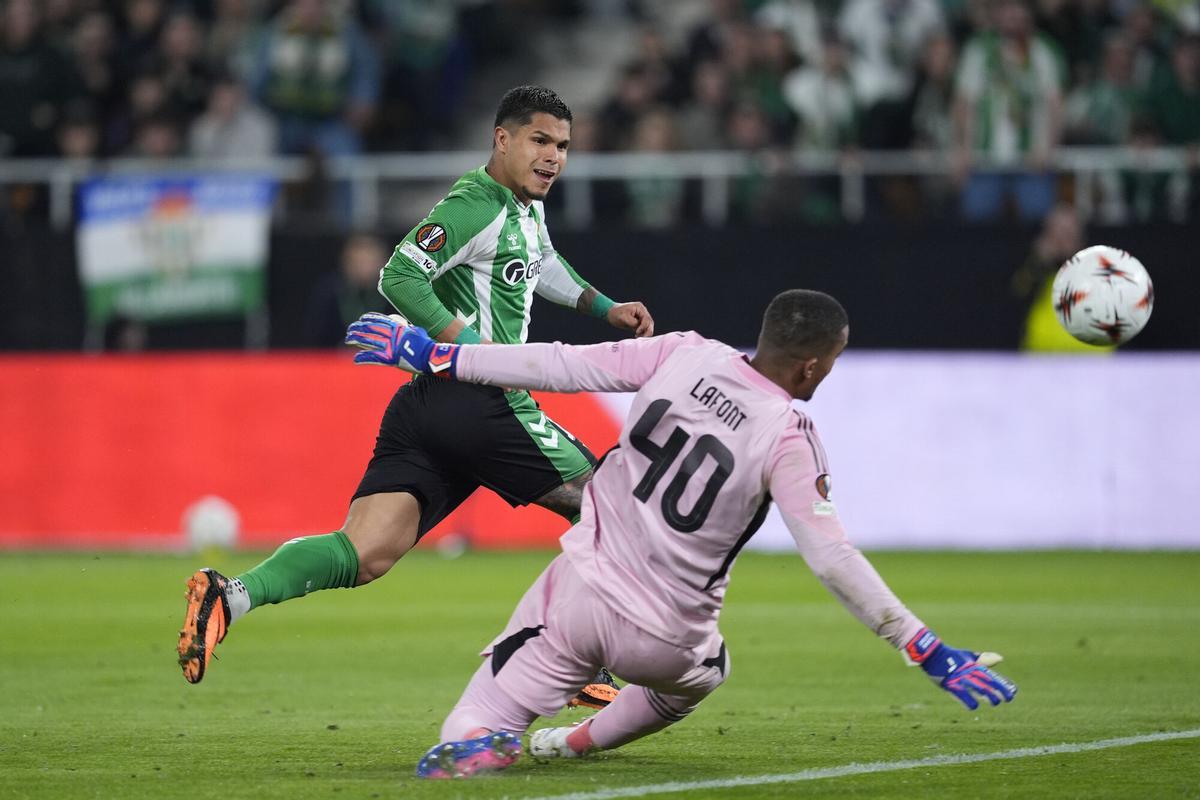 Cucho Hernández, del Real Betis Balompié, remata a puerta durante el partido de vuelta de los octavos de final de la UEFA Europa League 2025/26 entre el Real Betis Balompié y el Panathinaikos FC, disputado en el estadio de La Cartuja