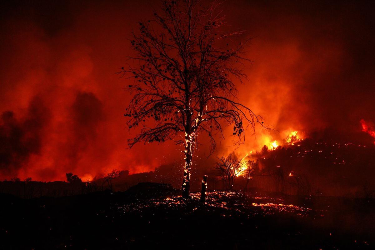 Dos grandes incencios cerca de Atenas obligan a evacuar a miles de personas