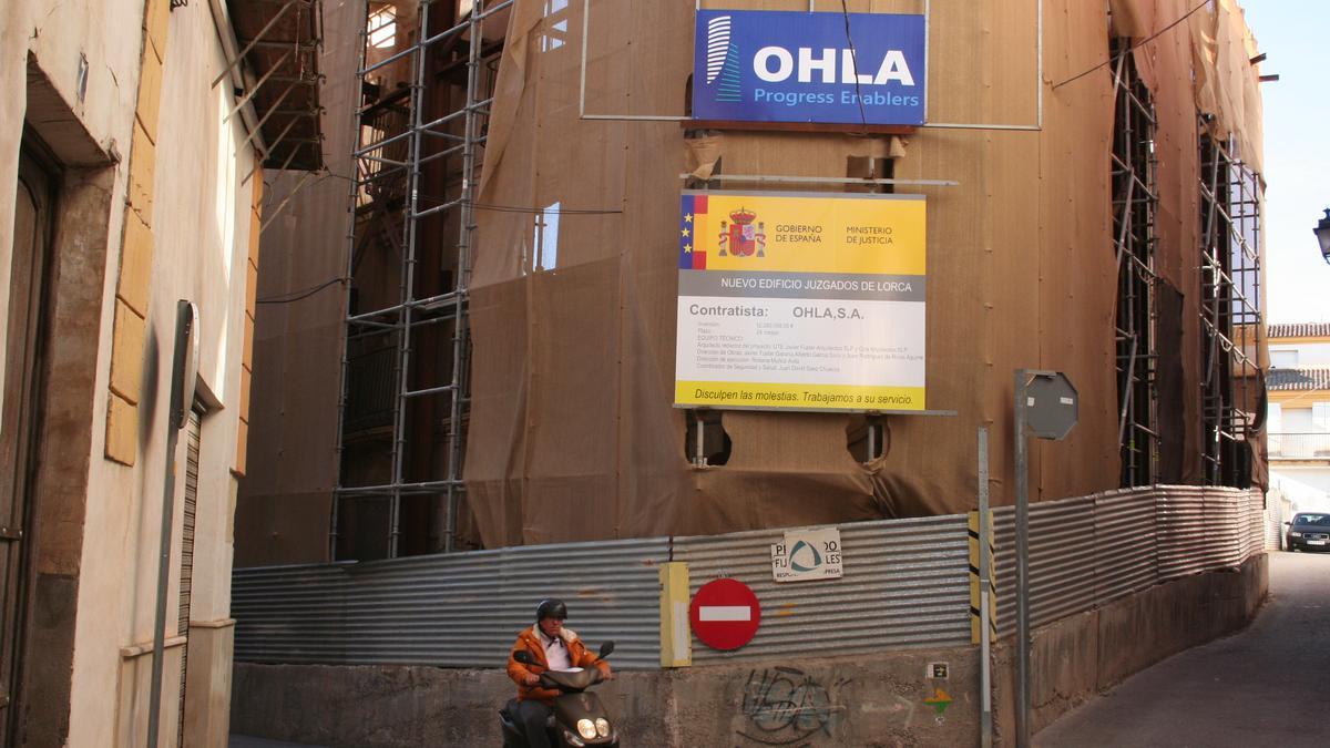 Carteles de las obras del Palacio de Justicia que se colocaban estos días.