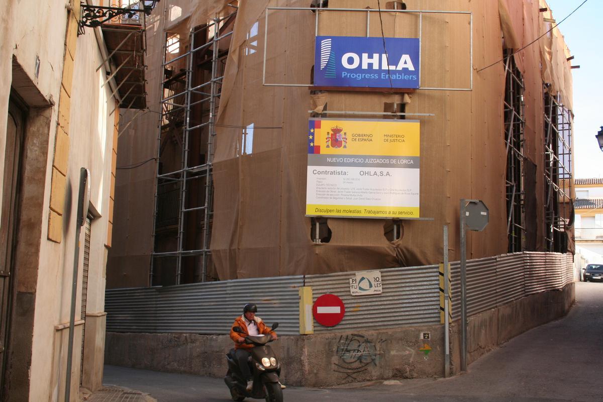 Carteles de las obras del Palacio de Justicia que se colocaban estos días.