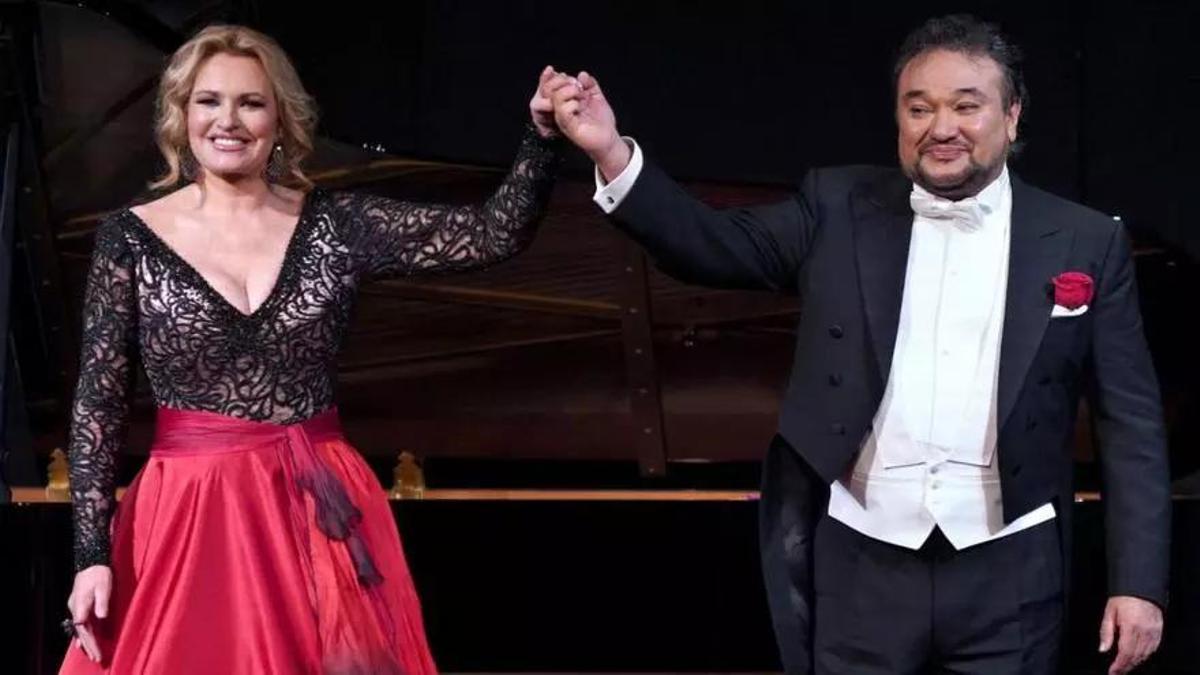 Ainhoa Arteta y Ramón Vargas saludan al público tras una actuación en el Teatro de la Zarzuela.
