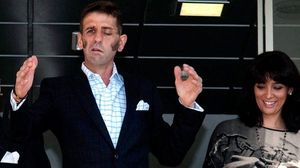 Acompanyat per la seva dona, Lidia, els seus pares i el seu apoderat, Padilla ha rebut una gran ovació abans de traslladar-se al seu domicili de Sanlúcar de Barrameda, a Cadis.