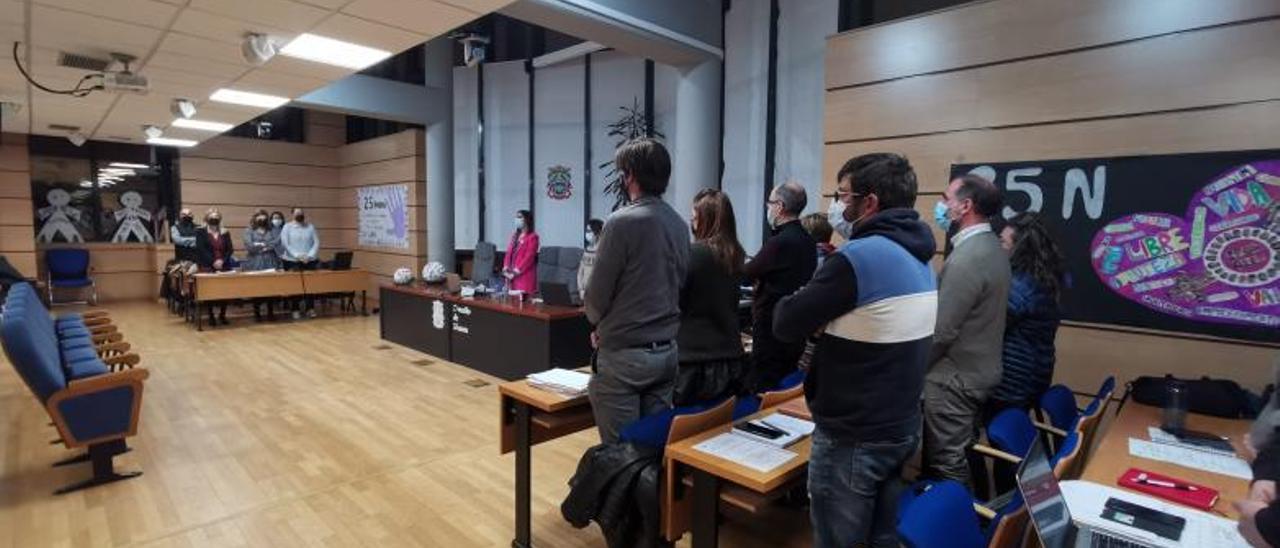 Los concejales de Moaña, durante el minuto de silencio por los fallecidos en el “Villa de Pitanxo”.   | S.A.