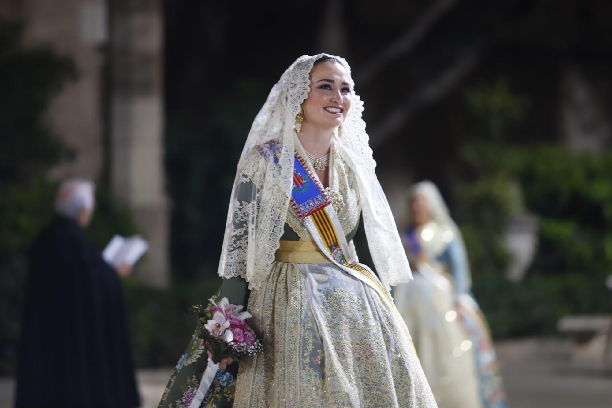 Laura Mengó y su corte coronan la ofrenda a la Virgen