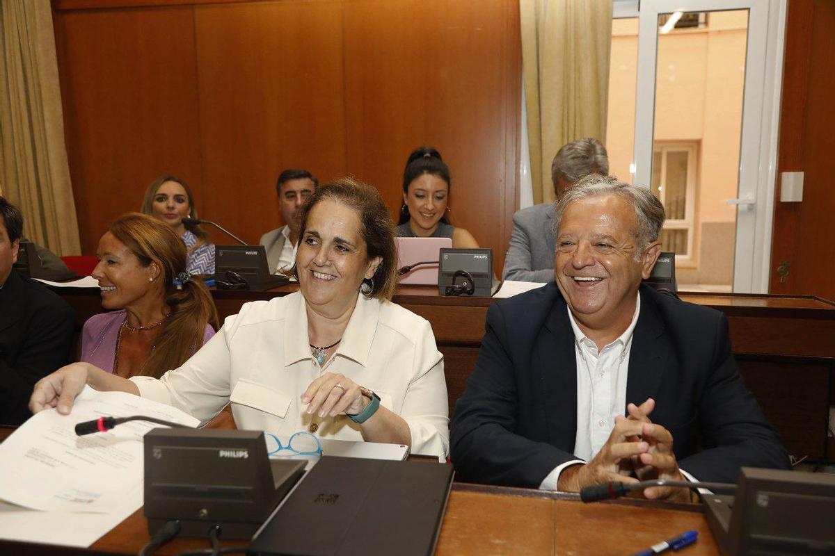 Blanca Torrent y Salvador Fuentes, actual y exdelegado de Hacienda.