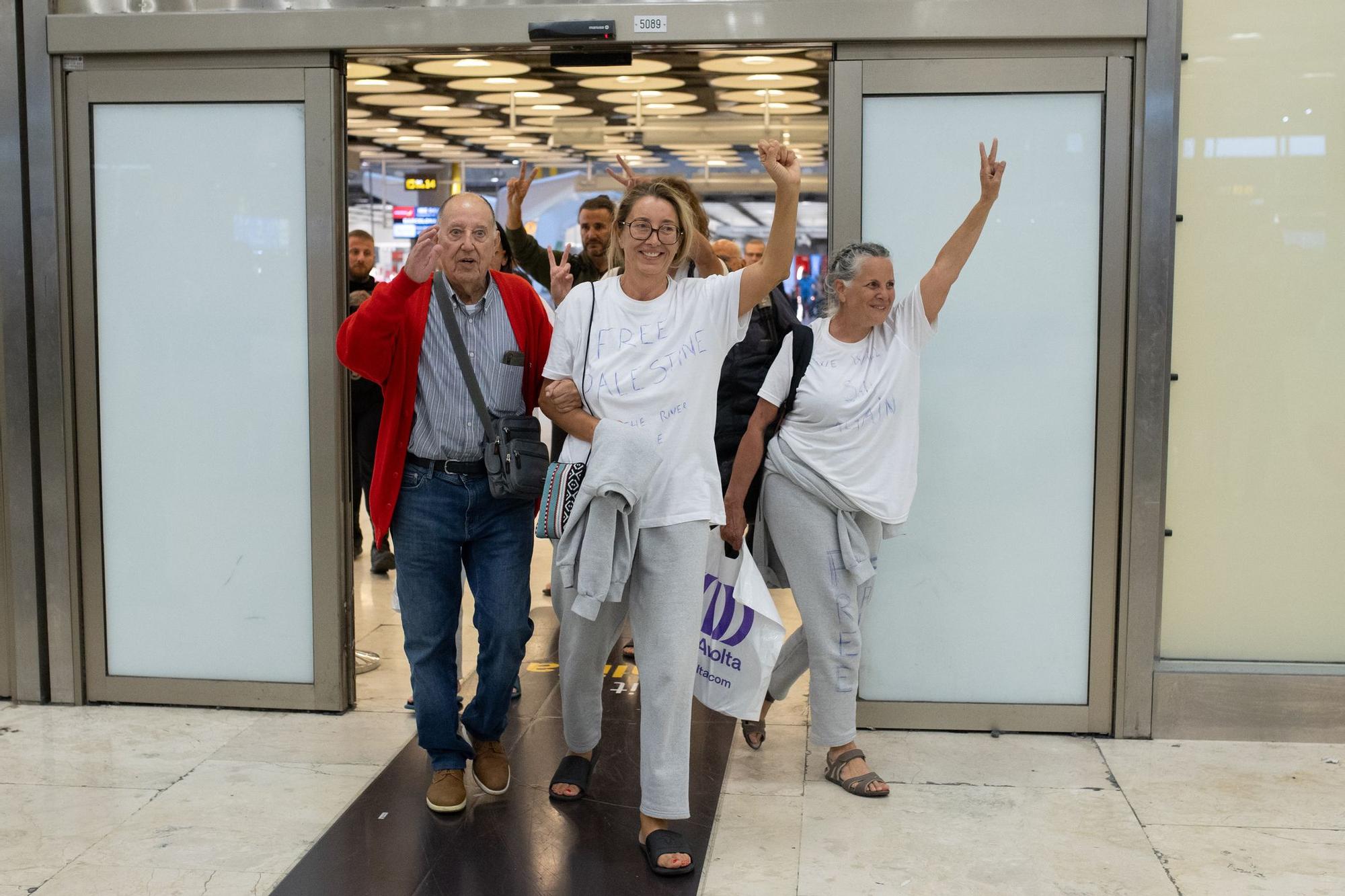 La mallorquina Reyes Rigo y otros cinco miembros de la segunda flotilla a Gaza aterrizan en el aeropuerto de Madrid