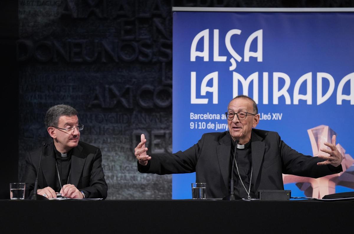 El obispo auxiliar de Barcelona, David Abadías, y el arzobispo Juan José Omella, durante la presentación de los actos de la visita del Papa a Barcelona, este jueves en la Sagrada Família.