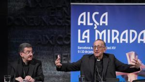 El obispo auxiliar de Barcelona, David Abadías, y el arzobispo Juan José Omella, durante la presentación de los actos de la visita del Papa a Barcelona, este jueves en la Sagrada Família.