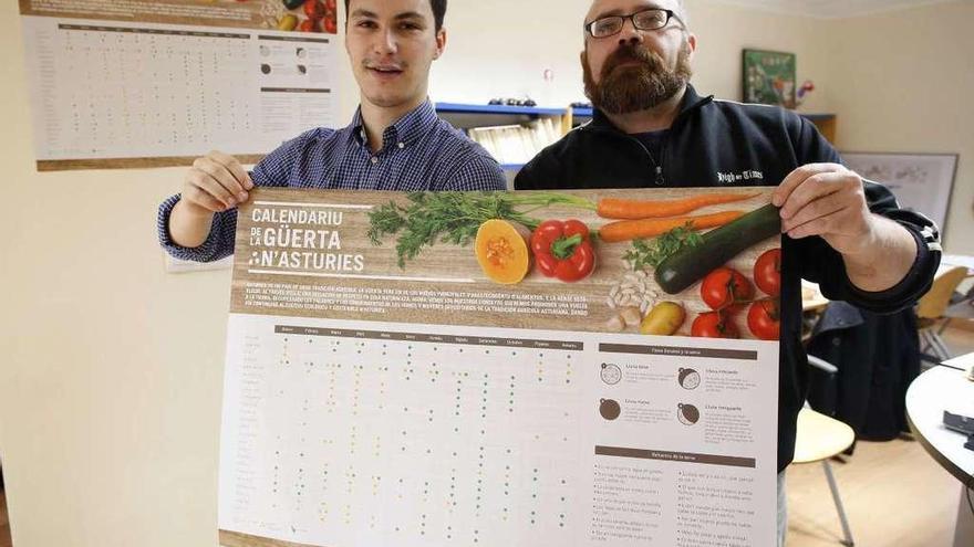 Jorge Suárez y Rafael Rodríguez Valdés, ayer, con el calendario.