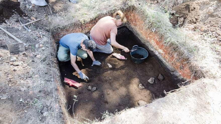 Arqueólogos durante los trabajos de excavación cuyos primeros resultados fueron ayer expuestos. // D.P.