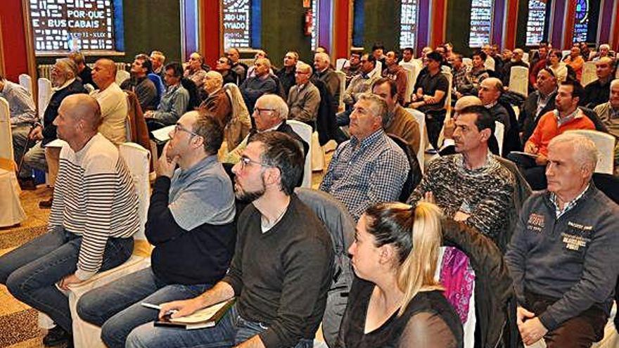 Asistentes al Encuentro sobre regadío celebrado ayer en El Convento de Coreses.