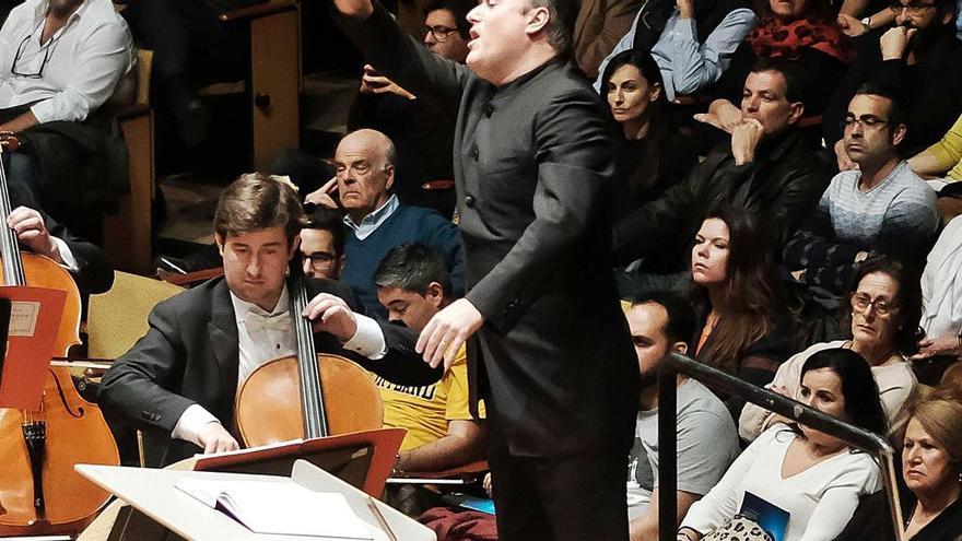 Karel Mark Chichon dirige a la OFGC durante un concierto en el Festival de Música de Canarias.