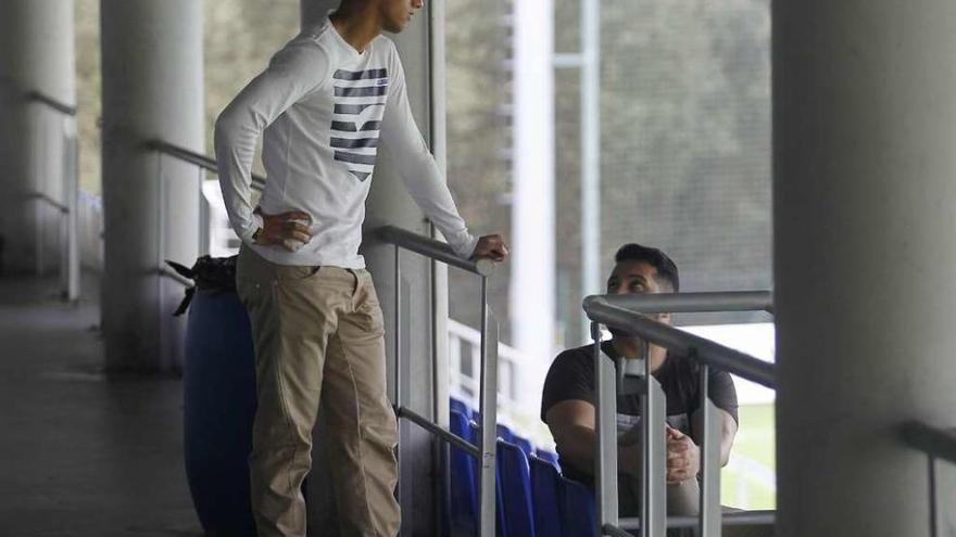 Salomão presencia el entrenamiento del equipo ayer en la ciudad deportiva de Abegondo.