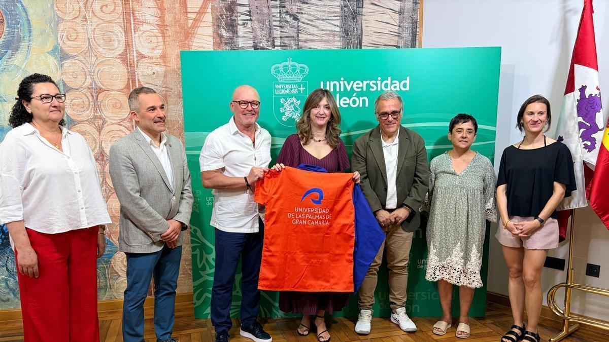 El vicerrector de la ULPGC, José Miguel Álamo, le entrega una camisa de brega a la Rectora de la Universidad de León, Nuria González.