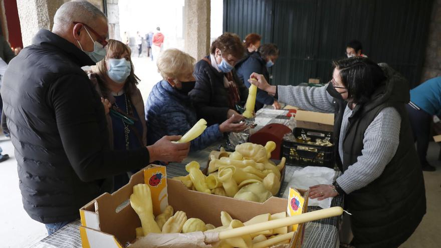 Los fieles compran exvotos, ayer, en la romería de San Benito. / José Lores