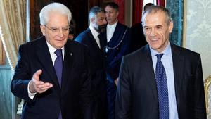 El presidente italiano, Sergio Mattarella (derecha) junto a Carlo Cottarelli en el Palacio del Quirinal en Roma.